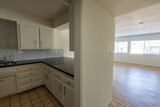 1015 N Michillinda Ave, Unit 109 in Pasadena, CA - Building Photo - Building Photo