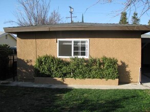 22149 Wyandotte St, Unit B in Canoga Park, CA - Foto de edificio - Building Photo