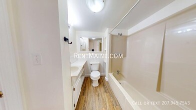 322 Grove St in Bangor, ME - Foto de edificio - Building Photo