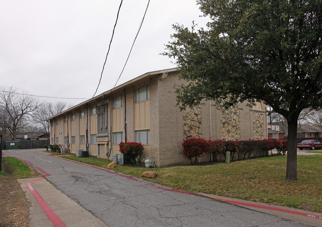 1201 N Nursery Rd in Irving, TX - Foto de edificio - Building Photo