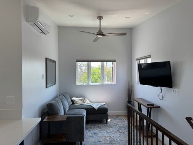 7900 El Manor Ave, Unit 7902 in Los Angeles, CA - Building Photo - Building Photo