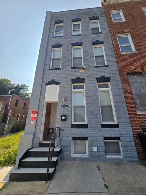 210 N Mount St in Baltimore, MD - Building Photo