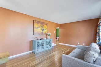 5800 Moore Lake Dr W in Fridley, MN - Foto de edificio - Building Photo