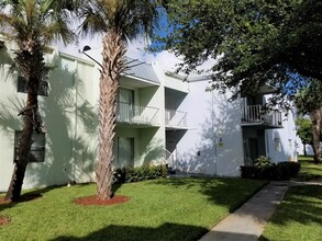 405 Executive Center Dr in West Palm Beach, FL - Building Photo - Building Photo