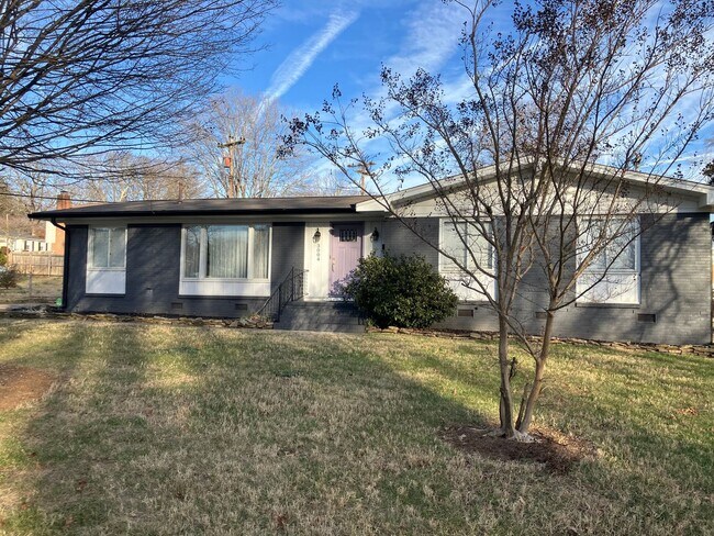 3004 Nathanael Rd in Greensboro, NC - Foto de edificio - Building Photo
