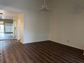 1100 Augusta Dr in Houston, TX - Building Photo