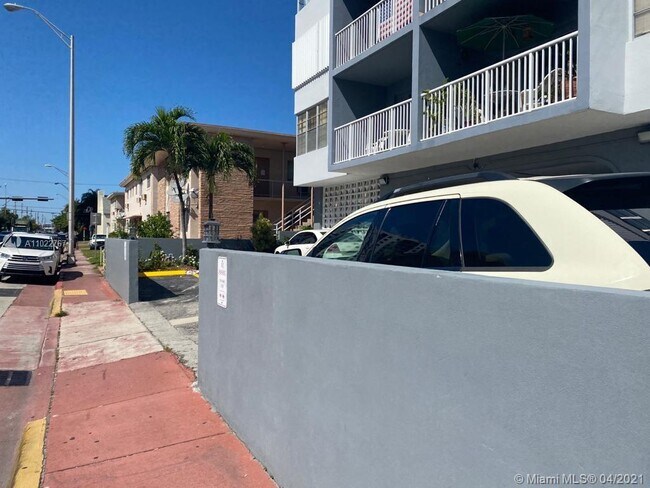 6855 Abbott Ave-Unit -601 in Miami Beach, FL - Foto de edificio - Building Photo