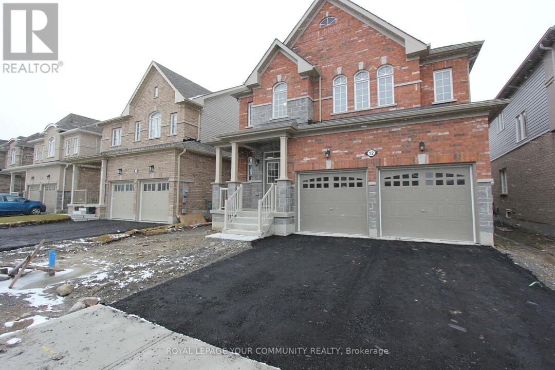 12 Cliff Thompson Ct in Georgina, ON - Building Photo