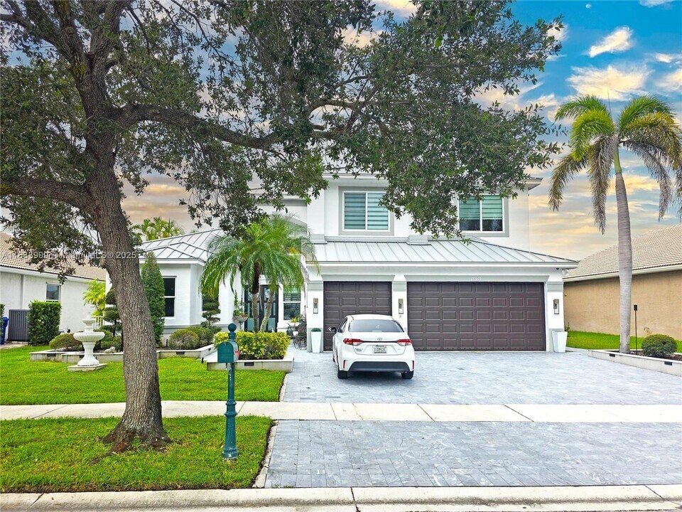 18560 SW 44th St in Miramar, FL - Building Photo