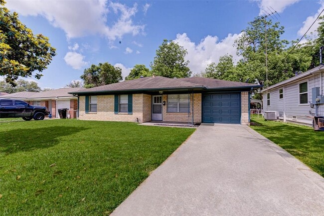 5907 Nelwyn St in Houston, TX - Building Photo - Building Photo