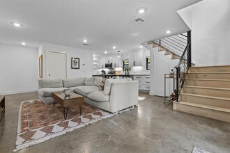 3206 Larry Ln in Austin, TX - Foto de edificio - Building Photo