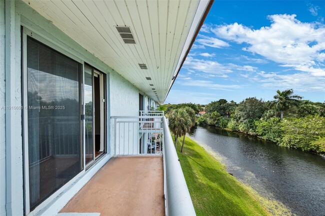 405 S Pine Island Rd in Plantation, FL - Building Photo - Building Photo