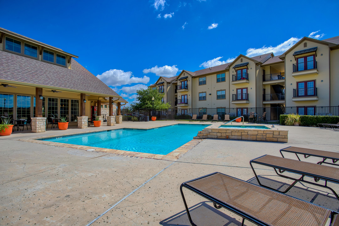 Oak Hollow in Seguin, TX - Foto de edificio