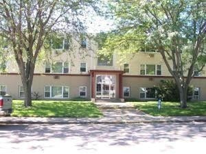 Admiral Apartments in Huron, SD - Building Photo