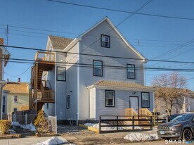 144 Cottage St in Bridgeport, CT - Building Photo