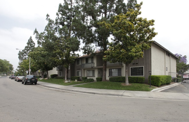 Pine Garden Village in Riverside, CA - Foto de edificio - Building Photo