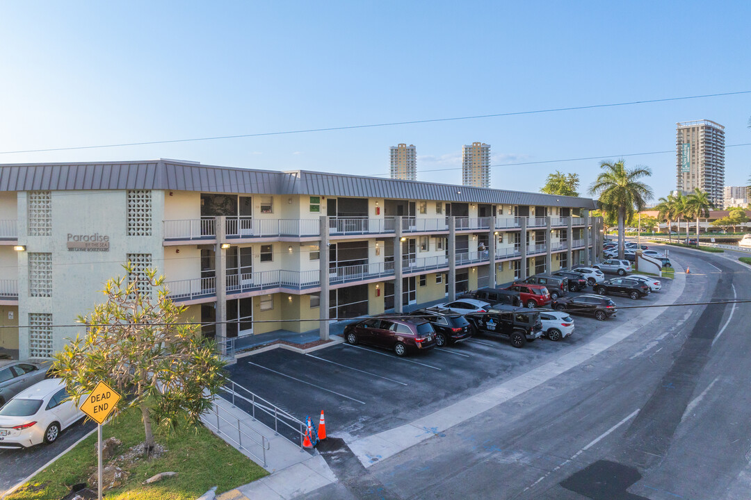 Paradise By The Sea in Hallandale Beach, FL - Foto de edificio