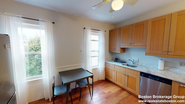 26 Taft St, Unit 1 in Boston, MA - Foto de edificio - Building Photo