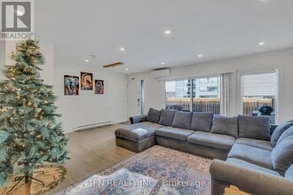 242 Milestone Crescent in Aurora, ON - Building Photo - Building Photo