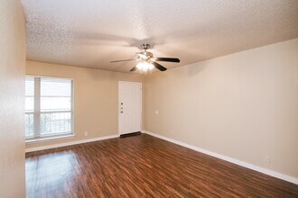 115 Bernard St, Unit 4 in Denton, TX - Building Photo - Building Photo