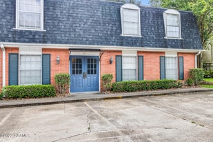 211 Versailles Blvd in Lafayette, LA - Building Photo