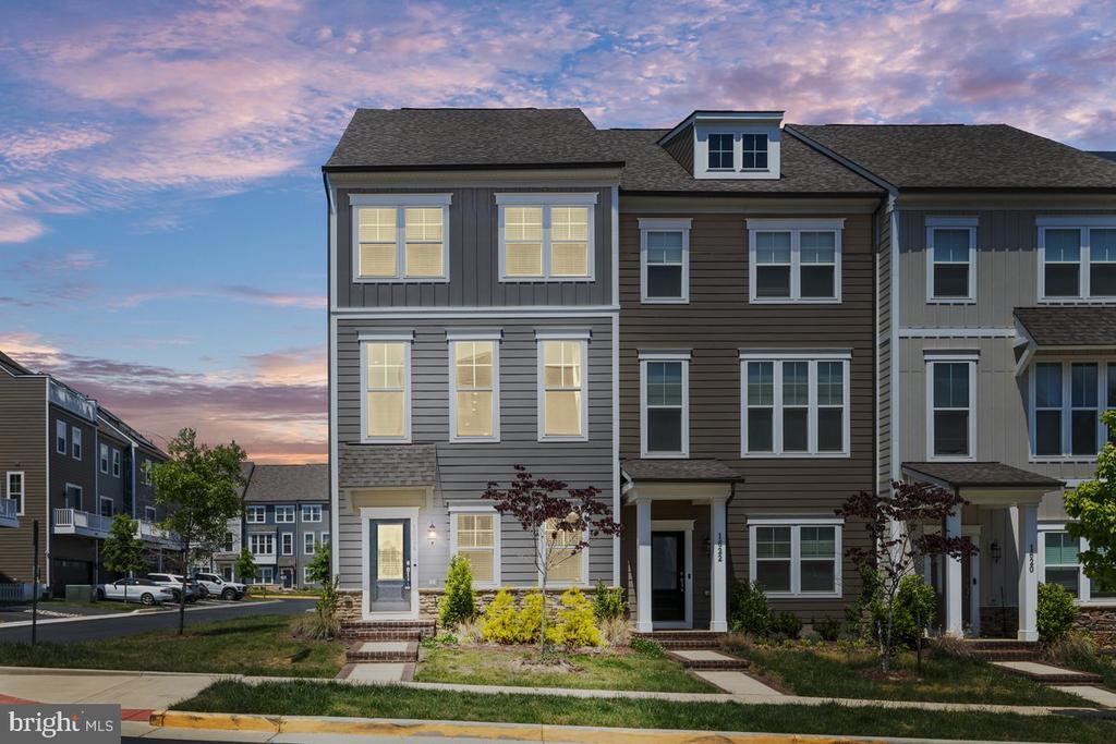 1624 Grove Chestnut Rd in Dumfries, VA - Foto de edificio