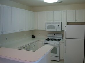 7000 Falls Reach Dr, Unit 309 in Falls Church, VA - Foto de edificio - Building Photo