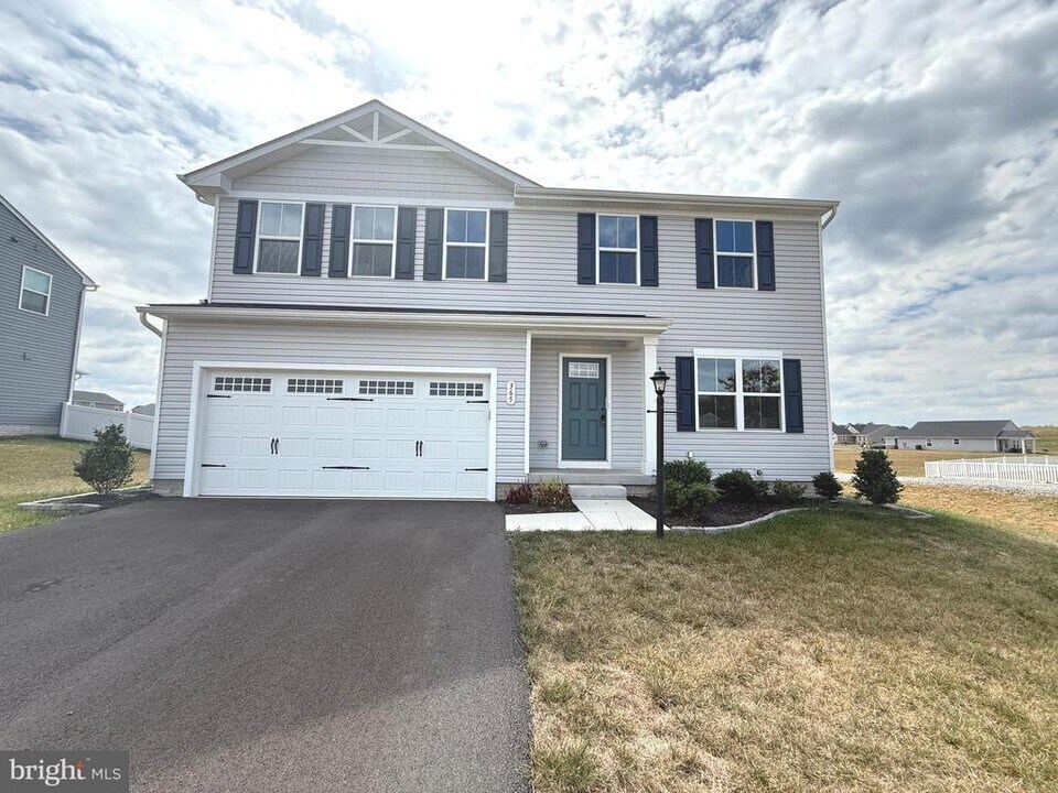365 Otero Ln in Hedgesville, WV - Building Photo