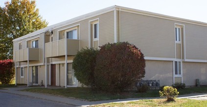 Gene Field Apartments in St. Joseph, MO - Building Photo - Building Photo