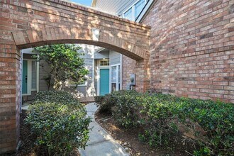 2351 Summit Way Ct in Houston, TX - Building Photo - Building Photo