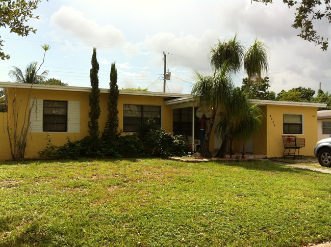 3748 SW 39th St in West Park, FL - Building Photo - Primary Photo