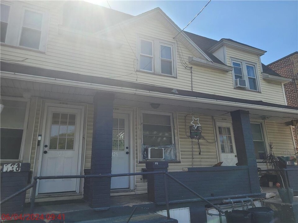 125 S Church St, Unit 2 in Nazareth, PA - Building Photo