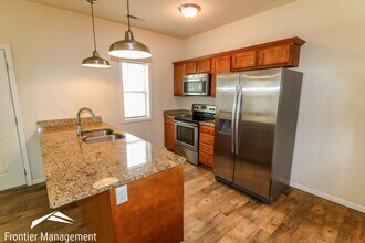 914 Vattier Street in Manhattan, KS - Foto de edificio - Building Photo