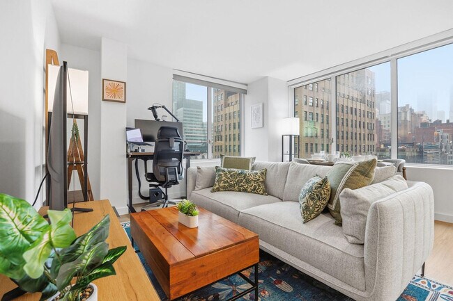 68 W 37th St in New York, NY - Building Photo - Building Photo