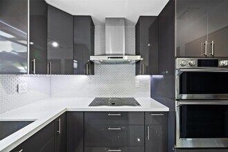 10932 NW 7th St in Miami, FL - Foto de edificio - Building Photo