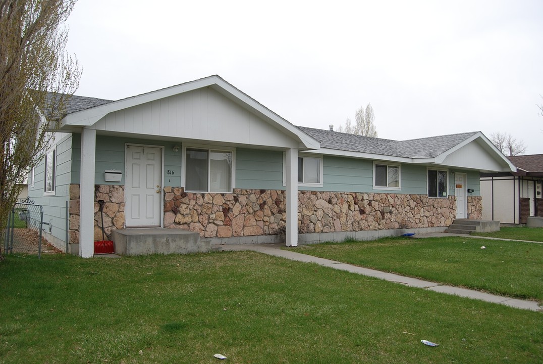 816 W 4th St in Hardin, MT - Building Photo