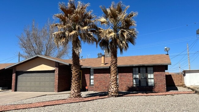 1309 Desert Dawn Dr in Alamogordo, NM - Foto de edificio - Building Photo