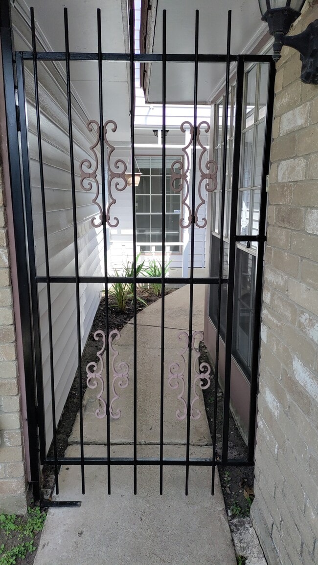 15622 Barbarossa Dr in Houston, TX - Building Photo - Building Photo