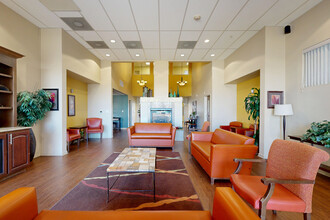 Dahlia Square Senior Apartments in Denver, CO - Foto de edificio - Interior Photo