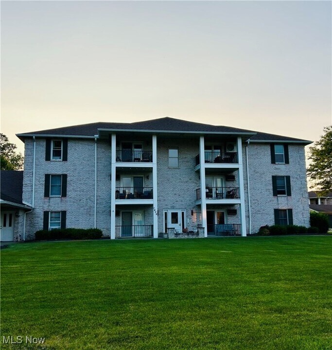 7404 Eisenhower Dr in Youngstown, OH - Building Photo