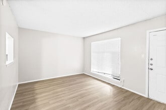 Flats at Wellington in Austin, TX - Building Photo - Building Photo