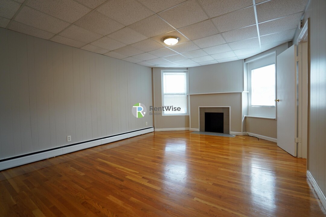 1055 Beacon St in Brookline, MA - Building Photo