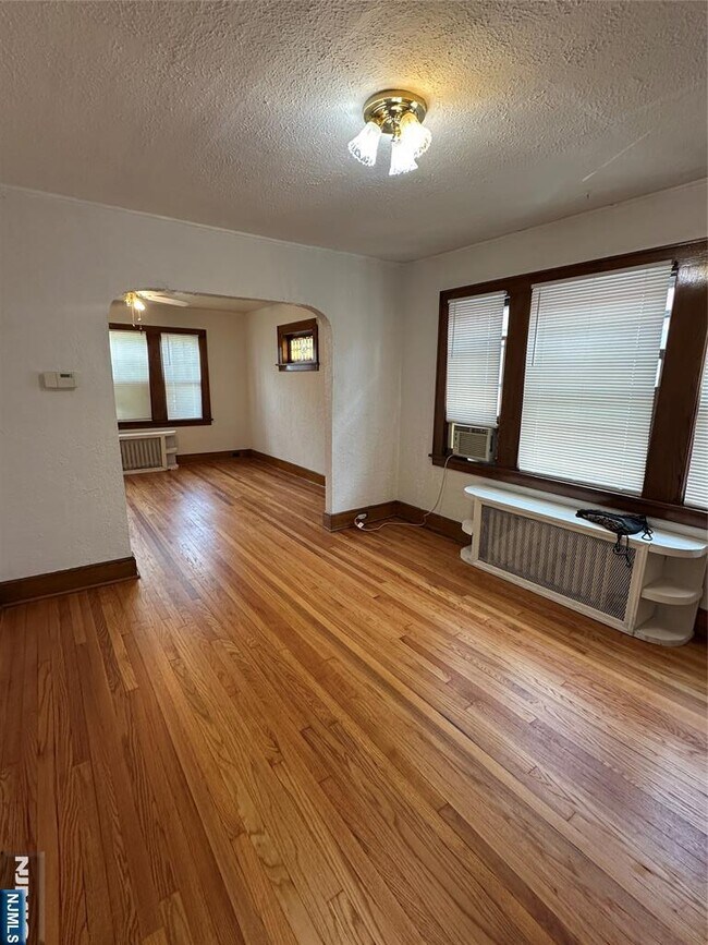 15-44-44 Parmelee Ave in Fair Lawn, NJ - Building Photo - Building Photo