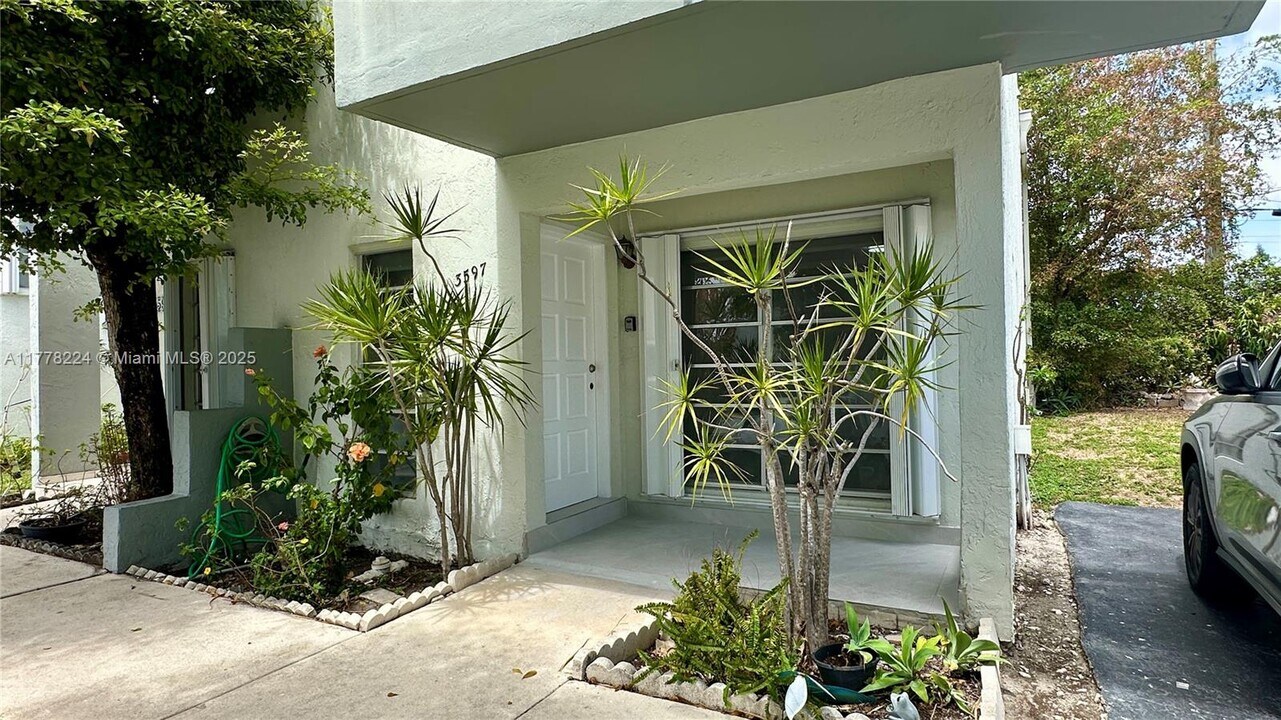 3597 SW 17th St in Miami, FL - Building Photo