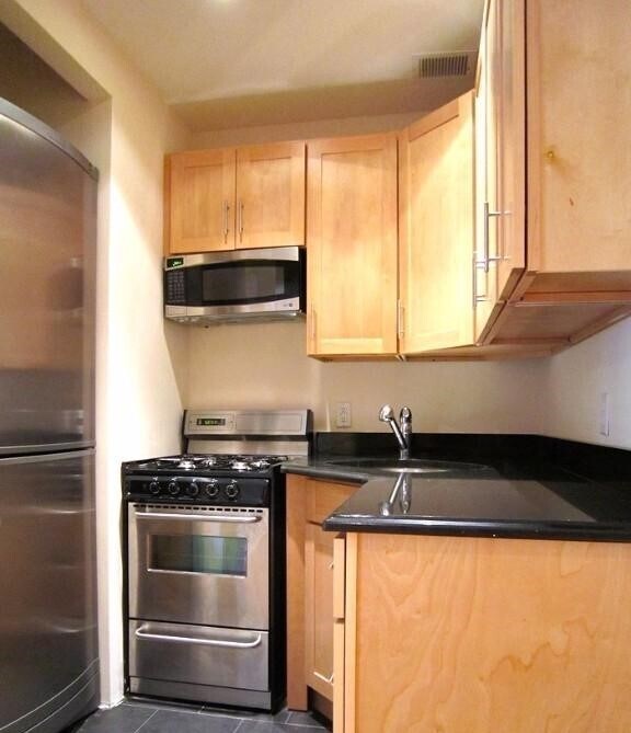 422 E 9th St in New York, NY - Building Photo - Building Photo