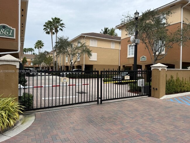 2961 NE 185th St in Aventura, FL - Building Photo - Building Photo