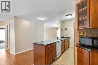 5000 Wyandotte St E in Windsor, ON - Foto de edificio - Building Photo