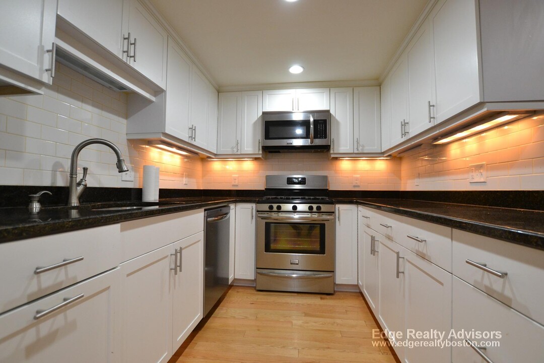 2025 Commonwealth Ave in Boston, MA - Building Photo