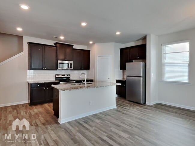 1306 Sweetbriar Cir in East Point, GA - Foto de edificio - Building Photo