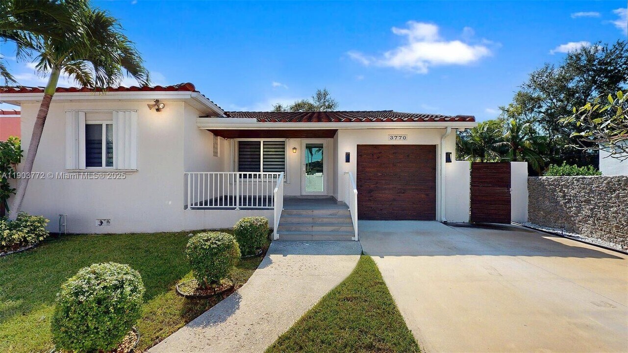 3770 SW 1st St in Coral Gables, FL - Foto de edificio